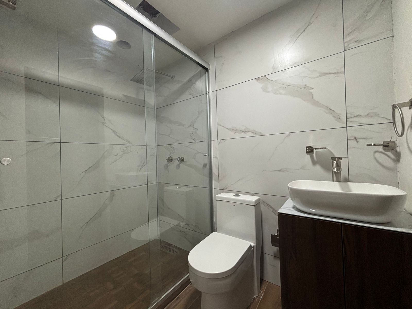 Baño moderno con acabados tipo mármol