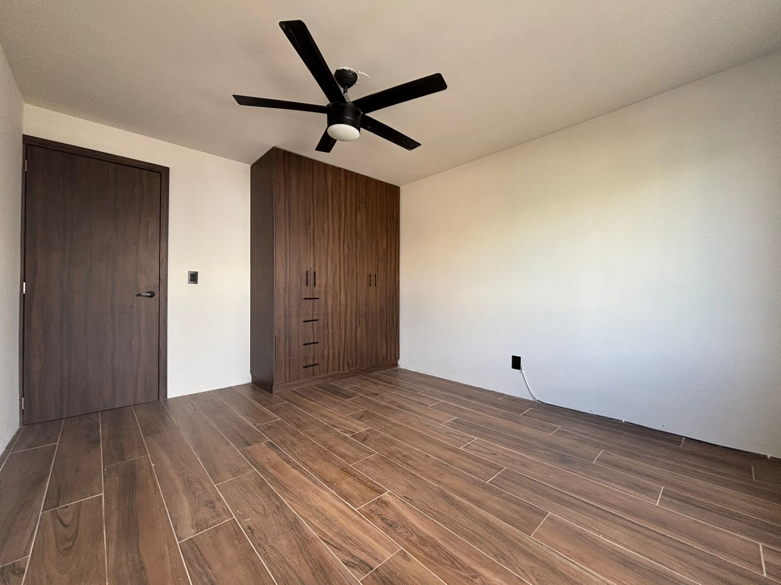 Consultorio con closet y ventilador