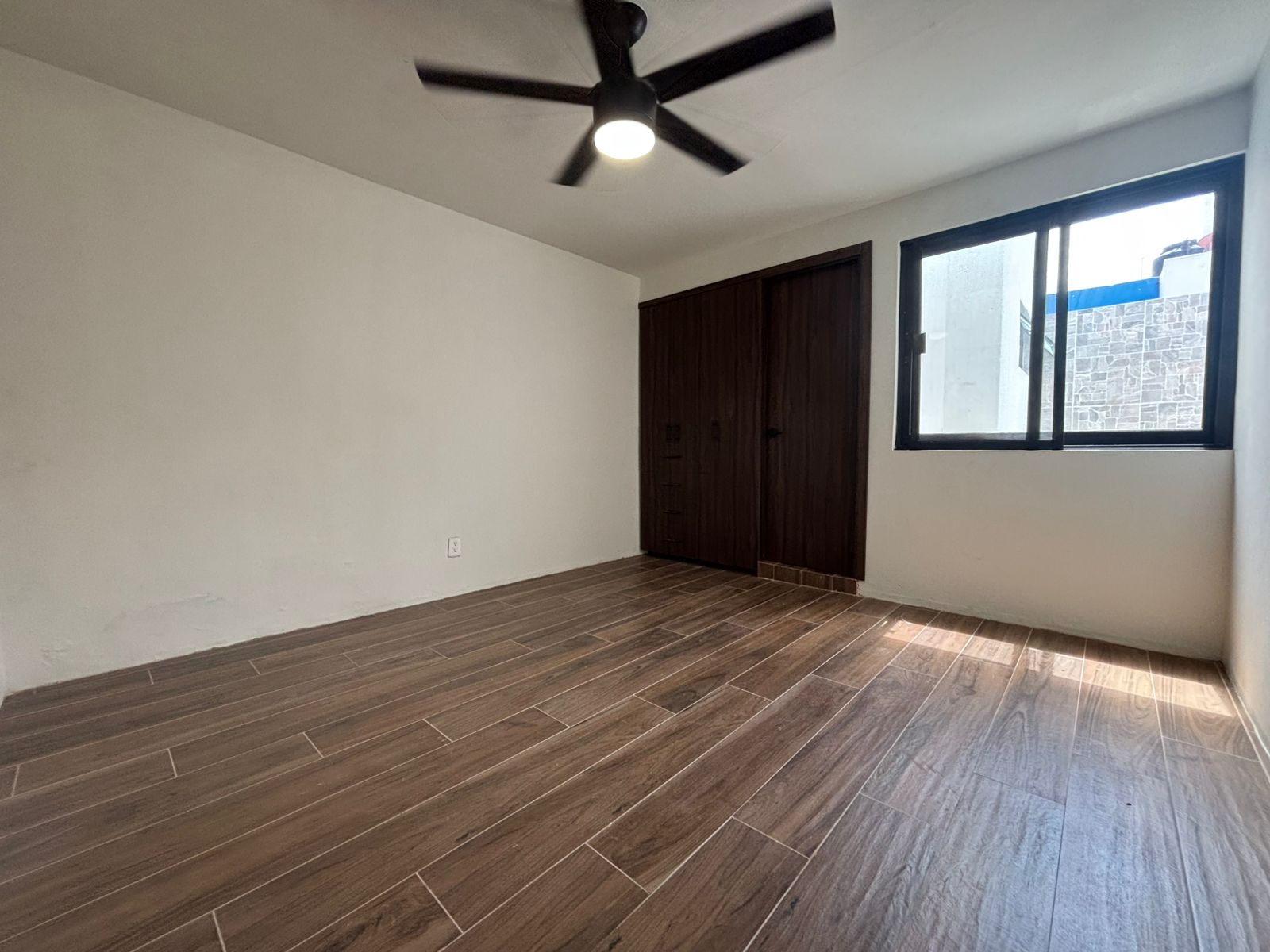 Consultorio amplio con piso de madera