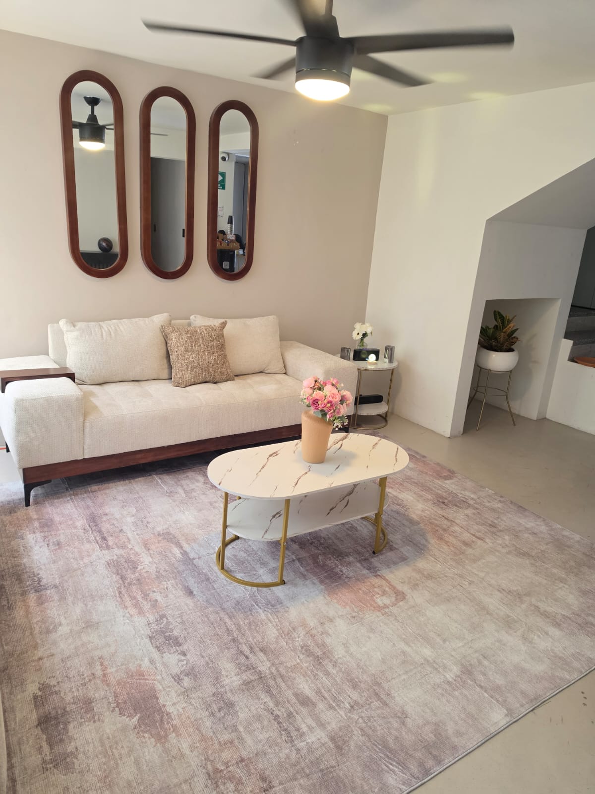 Sala de espera con luz natural y sofás claros