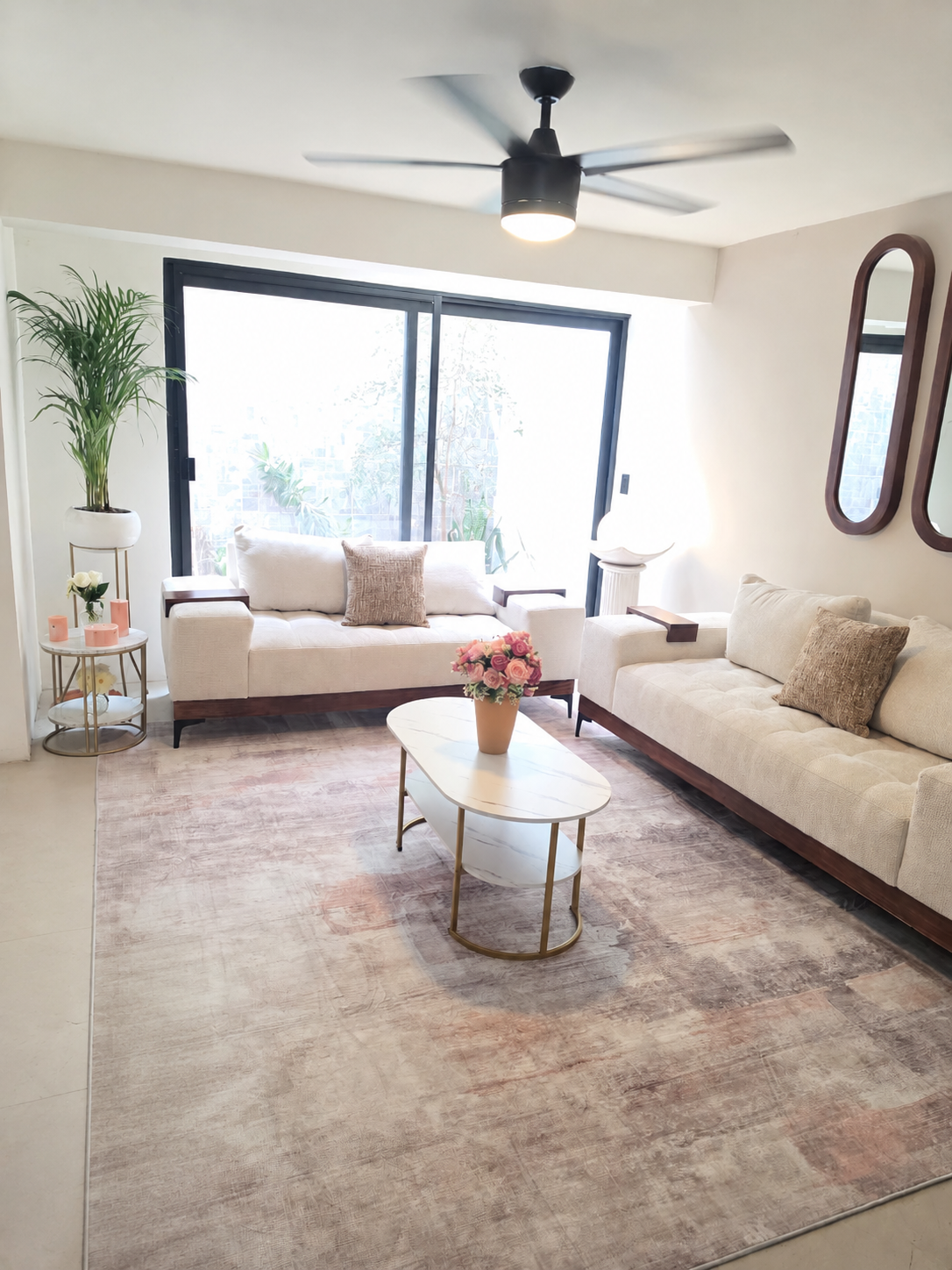 Sala de espera de Mentara con sillones claros y luz natural